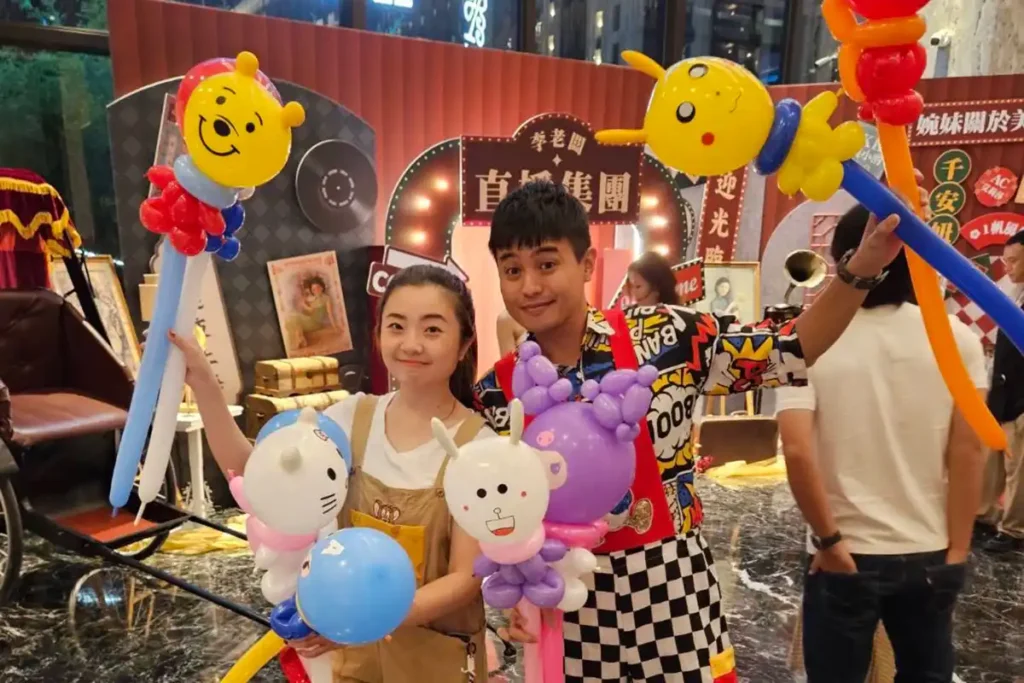 魔術師-鄒尚義-大熊葛格-台中魔術師,魔術表演,魔術秀,魔術商演,氣球秀,活動主持人,兒童魔術,尾牙魔術,川劇變臉,腹語表演_240515_services_定點造型氣球發送_01