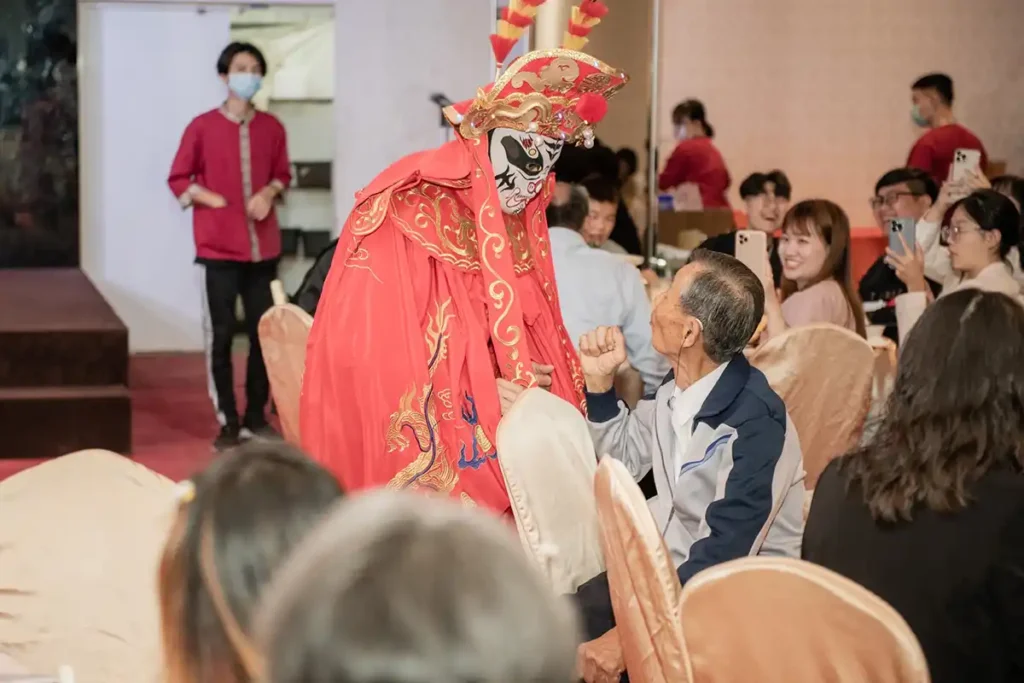 魔術師-鄒尚義-大熊葛格-台中魔術師,魔術表演,魔術秀,魔術商演,氣球秀,活動主持人,兒童魔術,尾牙魔術,川劇變臉,腹語表演_240515_services_川劇變臉_01