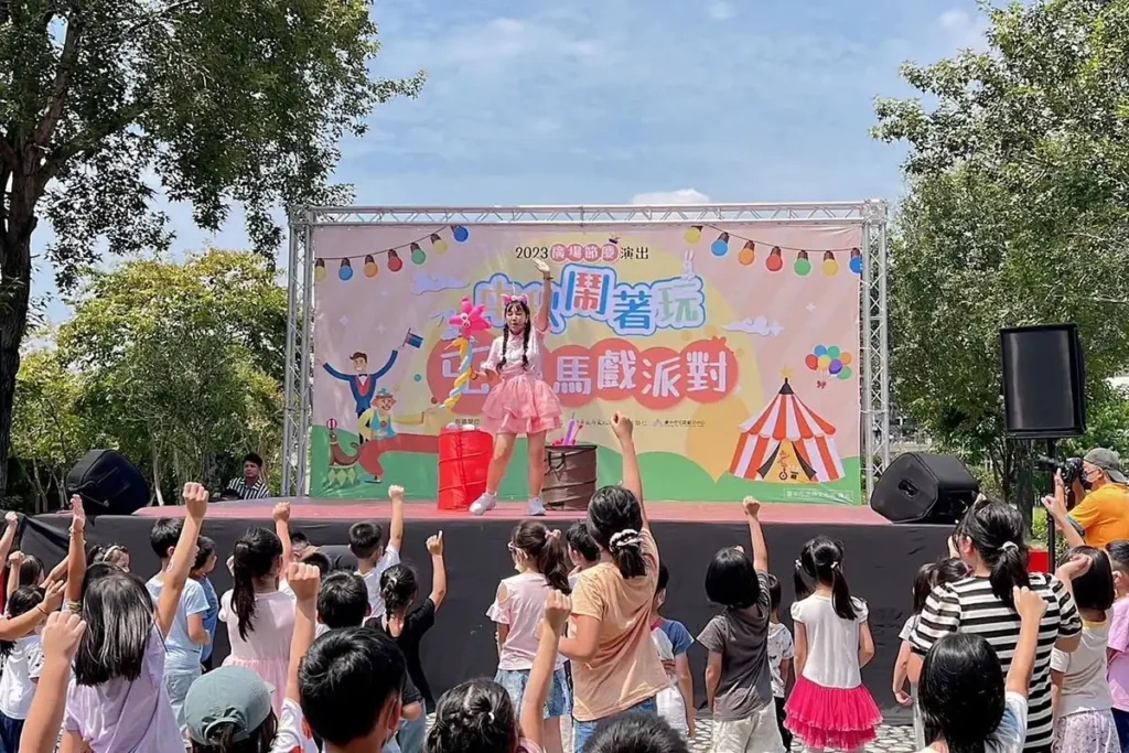 魔術師-鄒尚義-大熊葛格-台中魔術師,魔術表演,魔術秀,魔術商演,氣球秀,活動主持人,兒童魔術,尾牙魔術,川劇變臉,腹語表演_240515_services_氣球姐姐帶動跳_01