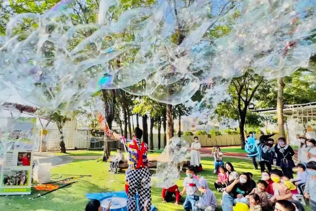 魔術師-鄒尚義-大熊葛格-台中魔術師,魔術表演,魔術秀,魔術商演,氣球秀,活動主持人,兒童魔術,尾牙魔術,川劇變臉,腹語表演_240515_services_泡泡秀_01